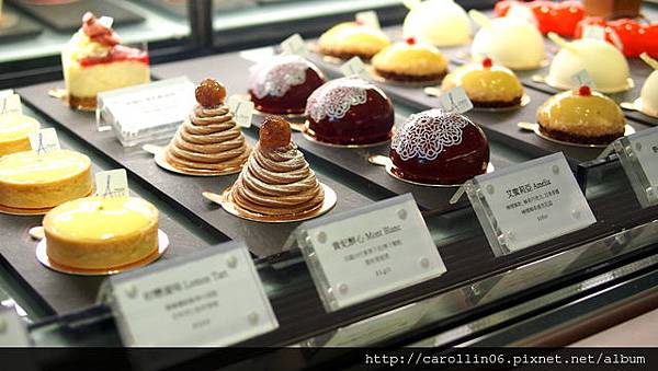 【隨興食記】《Pâtisserie ALEX》牛奶與水果霜淇淋-Pâtisserie ALEX 【隨興食記】《Pâtisserie ALEX》牛奶與水果霜淇淋-Pâtisserie ALEX