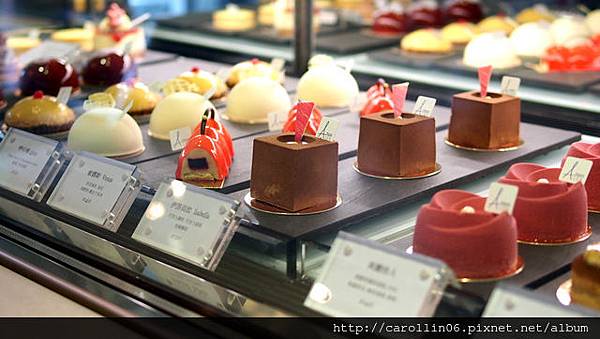 【隨興食記】《Pâtisserie ALEX》牛奶與水果霜淇淋-Pâtisserie ALEX 【隨興食記】《Pâtisserie ALEX》牛奶與水果霜淇淋-Pâtisserie ALEX