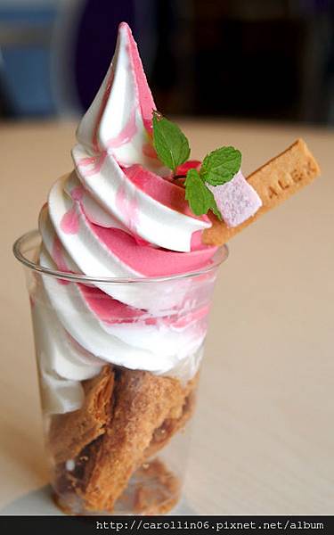 【隨興食記】《Pâtisserie ALEX》牛奶與水果霜淇淋-Pâtisserie ALEX 【隨興食記】《Pâtisserie ALEX》牛奶與水果霜淇淋-Pâtisserie ALEX