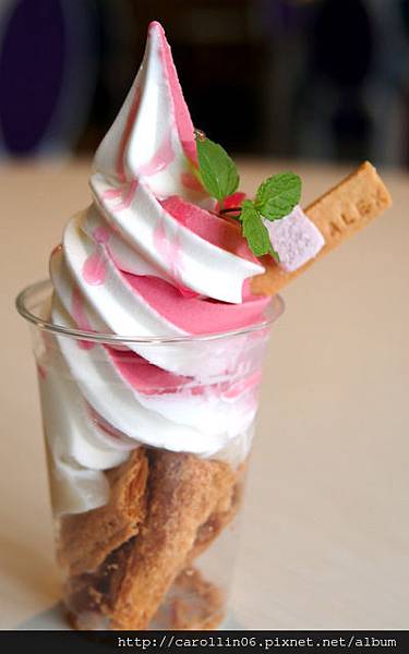 【隨興食記】《Pâtisserie ALEX》牛奶與水果霜淇淋-Pâtisserie ALEX 【隨興食記】《Pâtisserie ALEX》牛奶與水果霜淇淋-Pâtisserie ALEX