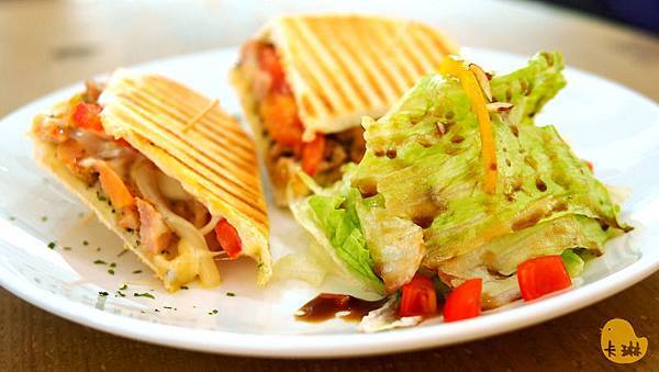 【食記】《akuma caca 可可設計人文咖啡》白色幾何咖啡館-akuma caca 【食記】《akuma caca 可可設計人文咖啡》白色幾何咖啡館-akuma caca