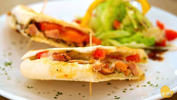 【食記】《akuma caca 可可設計人文咖啡》白色幾何咖啡館-akuma caca 【食記】《akuma caca 可可設計人文咖啡》白色幾何咖啡館-akuma caca