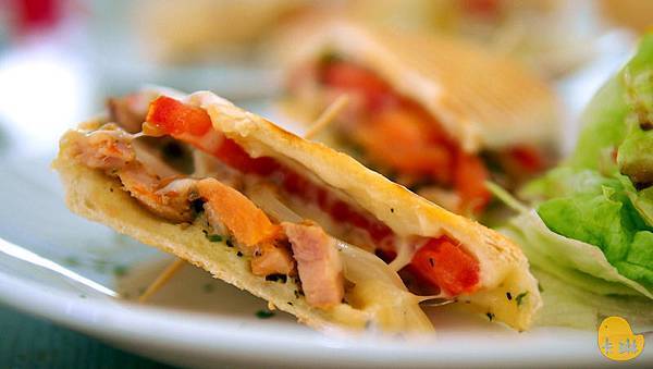 【食記】《akuma caca 可可設計人文咖啡》白色幾何咖啡館-akuma caca 【食記】《akuma caca 可可設計人文咖啡》白色幾何咖啡館-akuma caca