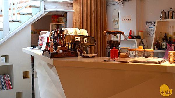 【食記】《akuma caca 可可設計人文咖啡》白色幾何咖啡館-akuma caca 【食記】《akuma caca 可可設計人文咖啡》白色幾何咖啡館-akuma caca