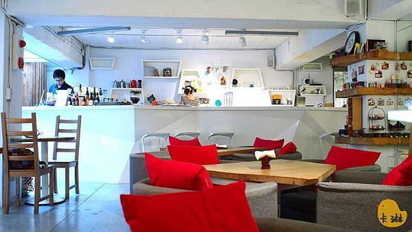 【食記】《akuma caca 可可設計人文咖啡》白色幾何咖啡館-akuma caca 【食記】《akuma caca 可可設計人文咖啡》白色幾何咖啡館-akuma caca