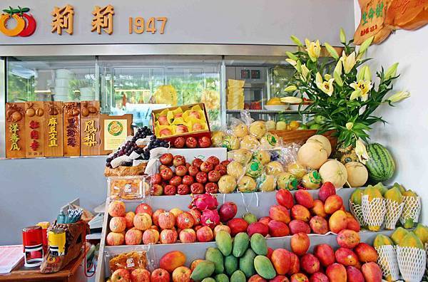 60年的老牌「莉莉水果店」，水果保證甜！騎樓下每到夏天就從早到晚大排長龍，必吃一盤古早味薑汁番茄