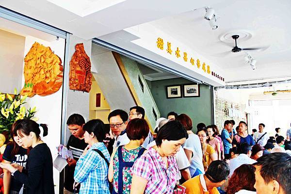 60年的老牌「莉莉水果店」，水果保證甜！騎樓下每到夏天就從早到晚大排長龍，必吃一盤古早味薑汁番茄