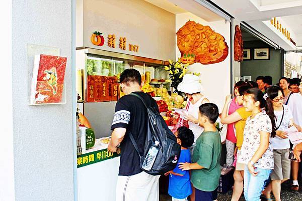 60年的老牌「莉莉水果店」，水果保證甜！騎樓下每到夏天就從早到晚大排長龍，必吃一盤古早味薑汁番茄