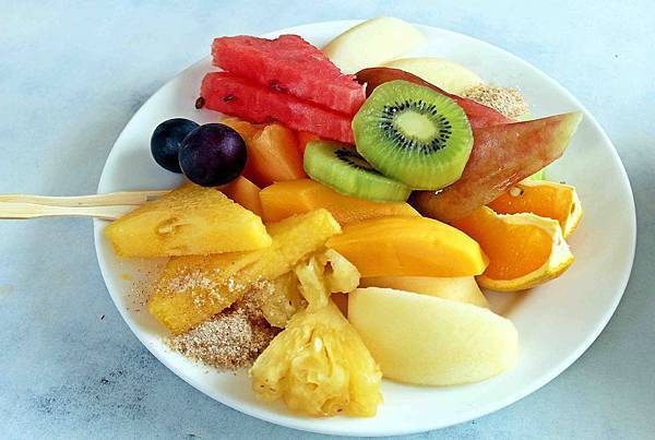 60年的老牌「莉莉水果店」，水果保證甜！騎樓下每到夏天就從早到晚大排長龍，必吃一盤古早味薑汁番茄