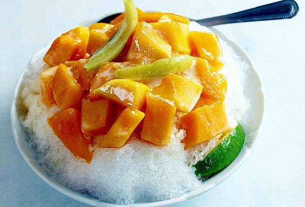 60年的老牌「莉莉水果店」，水果保證甜！騎樓下每到夏天就從早到晚大排長龍，必吃一盤古早味薑汁番茄