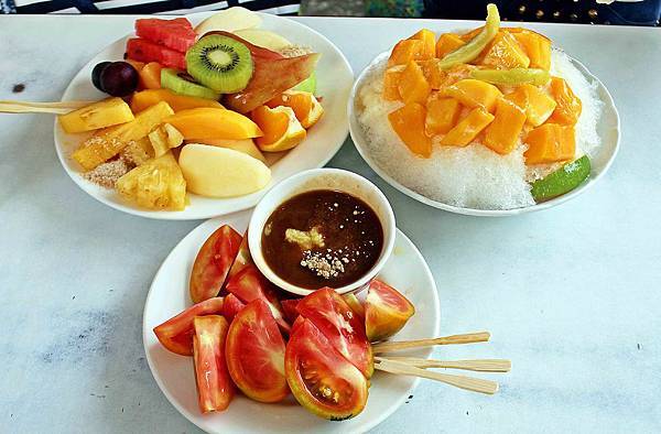 60年的老牌「莉莉水果店」，水果保證甜！騎樓下每到夏天就從早到晚大排長龍，必吃一盤古早味薑汁番茄