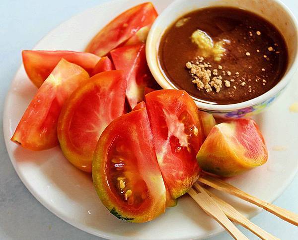 60年的老牌「莉莉水果店」，水果保證甜！騎樓下每到夏天就從早到晚大排長龍，必吃一盤古早味薑汁番茄