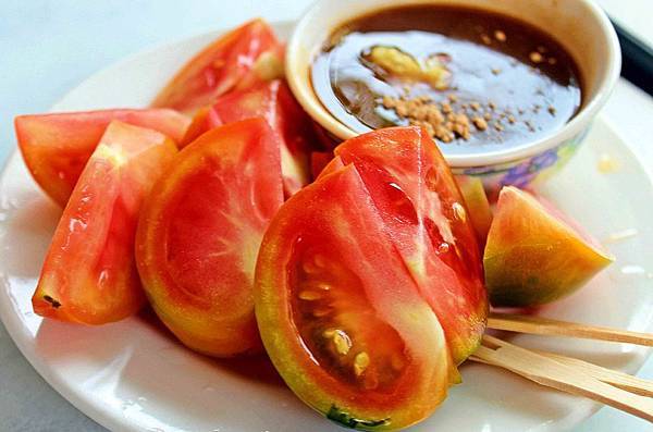 60年的老牌「莉莉水果店」，水果保證甜！騎樓下每到夏天就從早到晚大排長龍，必吃一盤古早味薑汁番茄