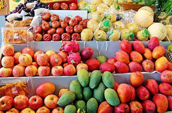 60年的老牌「莉莉水果店」，水果保證甜！騎樓下每到夏天就從早到晚大排長龍，必吃一盤古早味薑汁番茄