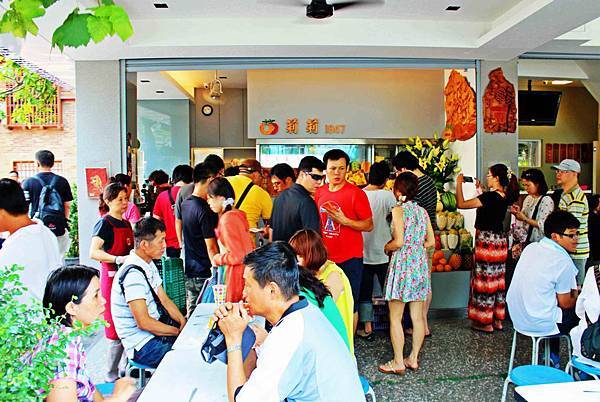 60年的老牌「莉莉水果店」，水果保證甜！騎樓下每到夏天就從早到晚大排長龍，必吃一盤古早味薑汁番茄