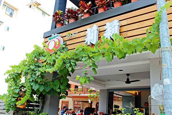 60年的老牌「莉莉水果店」，水果保證甜！騎樓下每到夏天就從早到晚大排長龍，必吃一盤古早味薑汁番茄