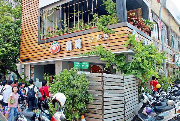 60年的老牌「莉莉水果店」，水果保證甜！騎樓下每到夏天就從早到晚大排長龍，必吃一盤古早味薑汁番茄