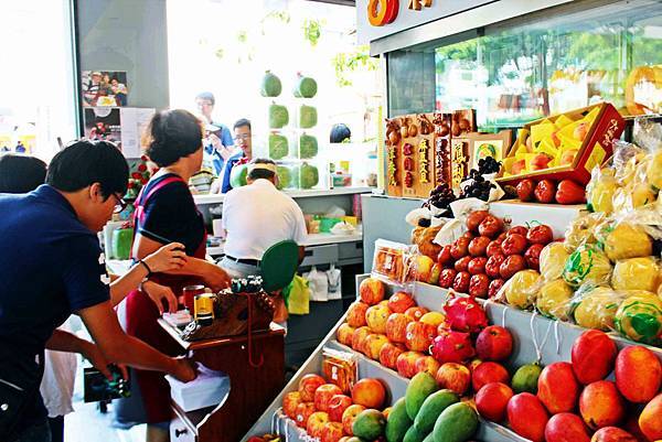 60年的老牌「莉莉水果店」，水果保證甜！騎樓下每到夏天就從早到晚大排長龍，必吃一盤古早味薑汁番茄