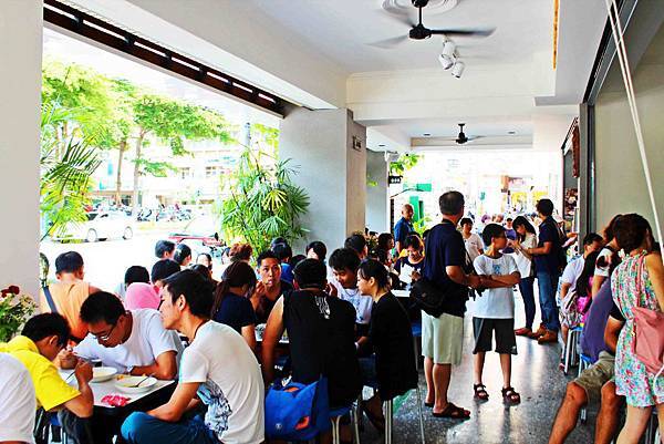 60年的老牌「莉莉水果店」，水果保證甜！騎樓下每到夏天就從早到晚大排長龍，必吃一盤古早味薑汁番茄