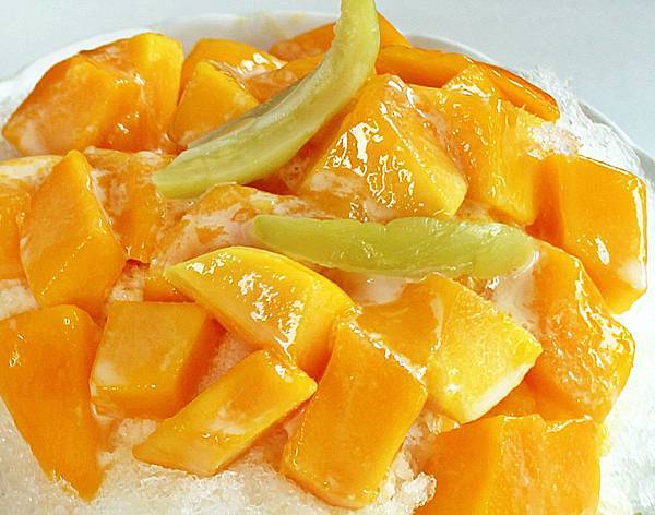 60年的老牌「莉莉水果店」，水果保證甜！騎樓下每到夏天就從早到晚大排長龍，必吃一盤古早味薑汁番茄