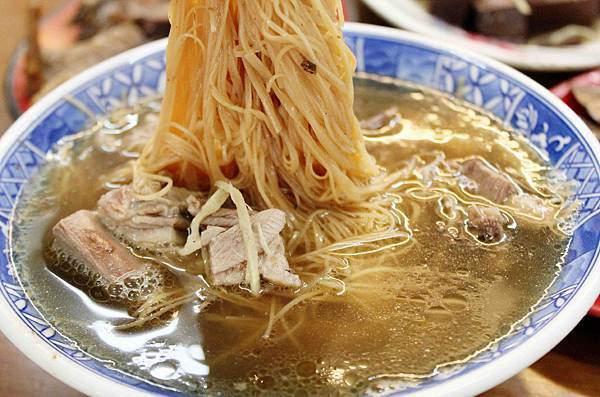 雲林必吃老店美食～「阿海師鴨肉麵線」滷鴨翅/鴨血/鴨肝，好吃