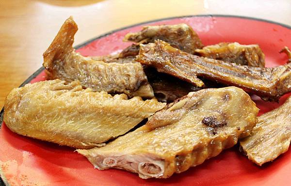 雲林必吃老店美食～「阿海師鴨肉麵線」滷鴨翅/鴨血/鴨肝，好吃