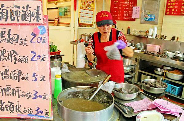 雲林必吃老店美食～「阿海師鴨肉麵線」滷鴨翅/鴨血/鴨肝，好吃