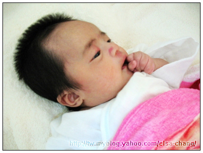 肚子餓了先啃小拳頭.jpg 肚子餓了先啃小拳頭.jpg
