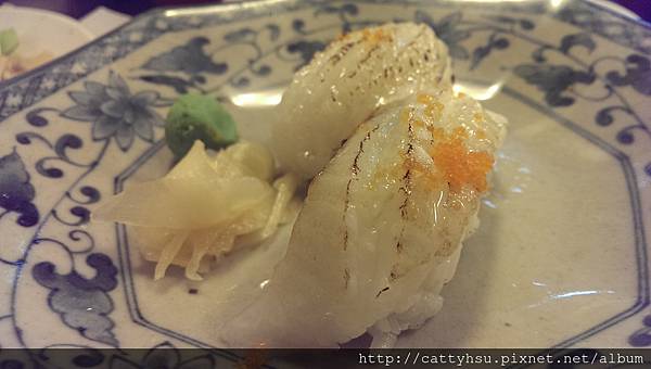 比目魚炙壽司,上面有一點蝦卵 比目魚炙壽司,上面有一點蝦卵