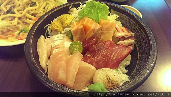 豪華生魚片蓋飯$380 豪華生魚片蓋飯$380