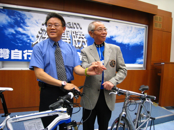 IMG_3388 美利達總經理曾崧柱及巨大董事長劉金標_resize.JPG IMG_3388 美利達總經理曾崧柱及巨大董事長劉金標_resize.JPG