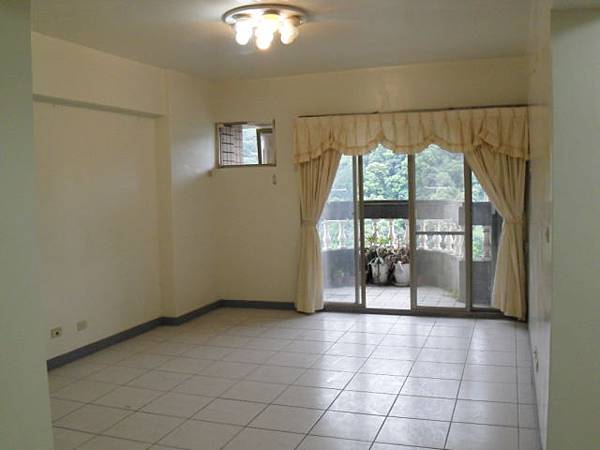 新店租屋 捷運新店總站 碧潭風景 電梯三房