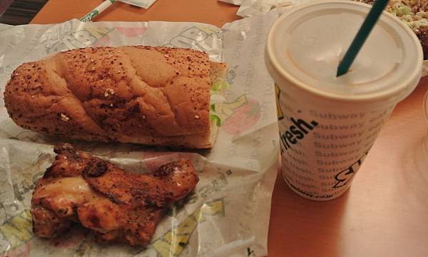 地下街賣的SUBWAY、烤雞腿