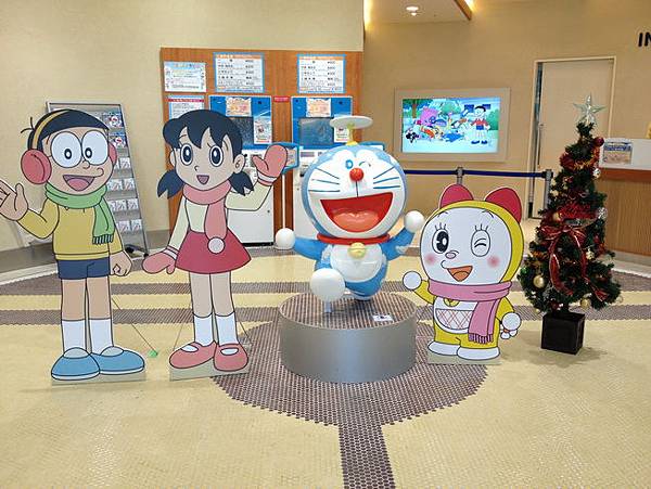 從哆啦美後面進去