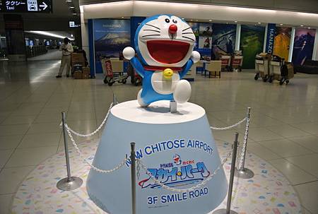 在機場歡迎大家的哆啦A夢