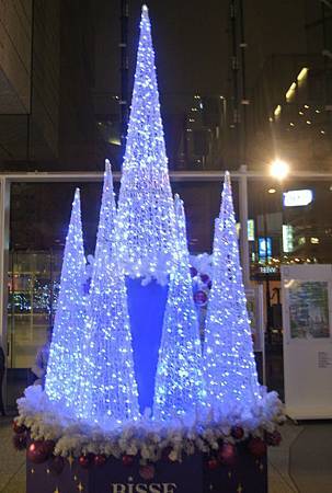 某家銀行前面的聖誕樹