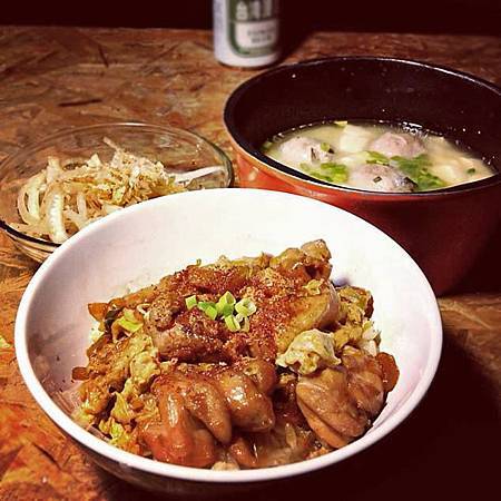 今晚來個【親子丼】套餐附有營養價值高又適合夏日的【和風涼拌洋蔥】跟【味噌貢丸湯】