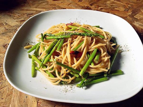 簡易午間小食:【蒜片辣椒清炒蘆筍義大利麵】 簡易午間小食:【蒜片辣椒清炒蘆筍義大利麵】