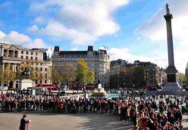 NG5 street performer drawing many people