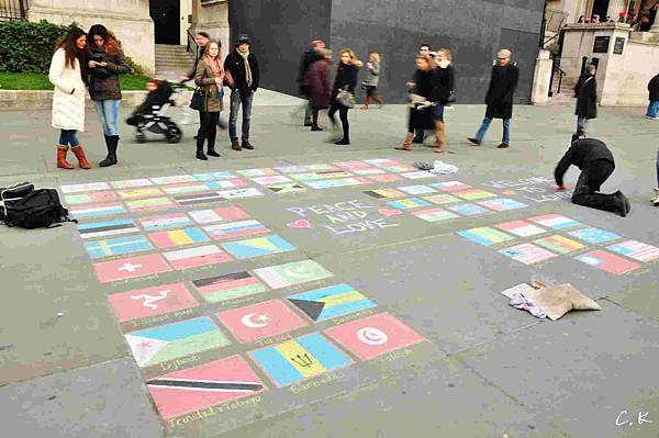 NG6 street performer drawing national flags
