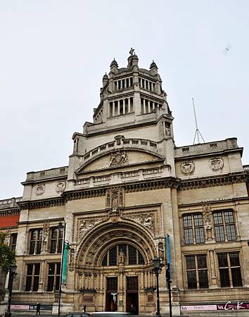 Victoria & Albert Museum gate
