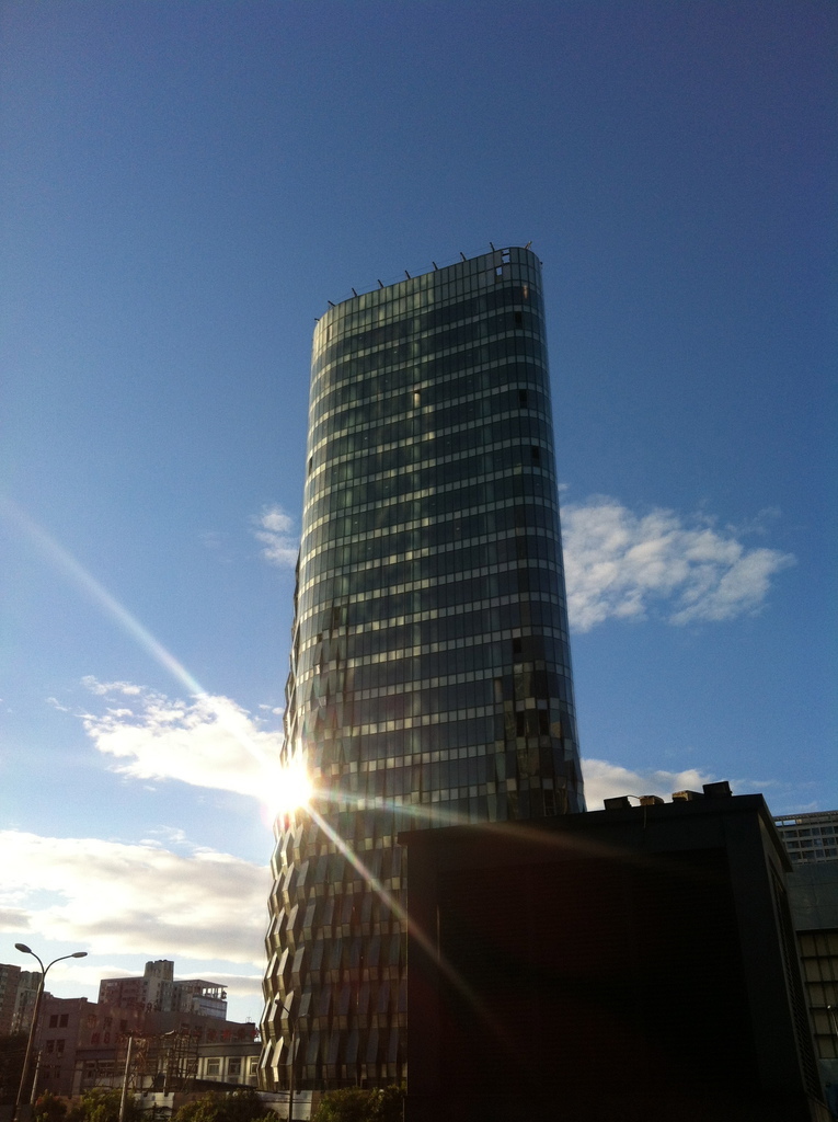 約莫五點多,亞馬遜對面辦公大樓