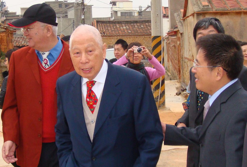 張雲萍張雲羽與叔張允中合照於三落祖厝外.JPG