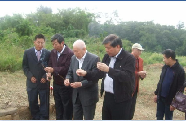 張雲羽張雲萍與叔父張允中、堂兄張秋聲張松聲堂弟張鼎聲照於祖墳祭拜.99.11.02.JPG