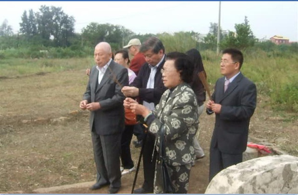 張雲羽張雲萍與叔父張允中、堂兄張秋聲張松聲照於祖墳祭拜..99.11.02.JPG