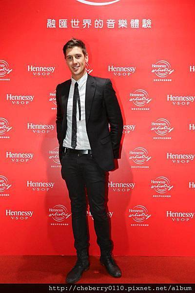 404745_10151330676116454_1014539045_n