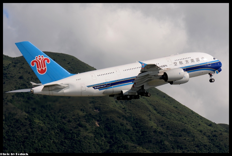 China Southern Airlines A380-841(B-6137)@VHHH_1(2)_20120707