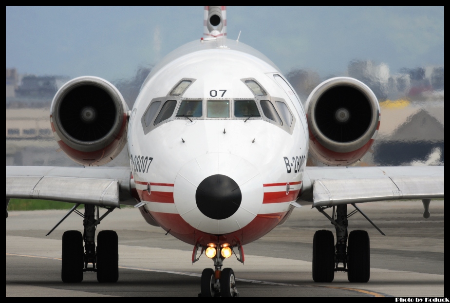 Far Eastern Air Transport (FAT) MD-82(B-28007)@RCSS_1(2)_20121012