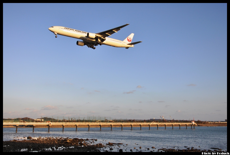 JAL B777-346(JA8943)@ROAH_1(2)_20121020