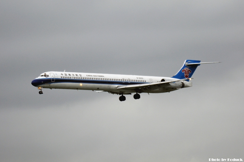 China Southern Airlines MD-90-30(B-2253)@VHHH_1(2)_20100625.jpg China Southern Airlines MD-90-30(B-2253)@VHHH_1(2)_20100625.jpg